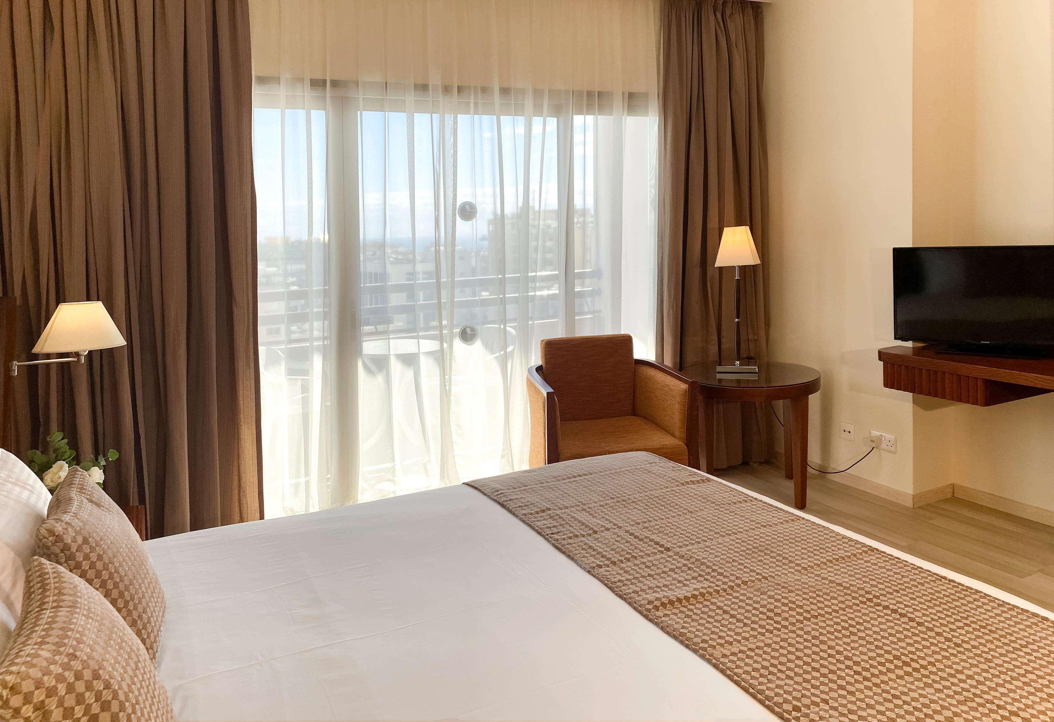 อาแย็กซ์ โฮเต็ล Hotel ลิมาซอล ภายนอก รูปภาพ